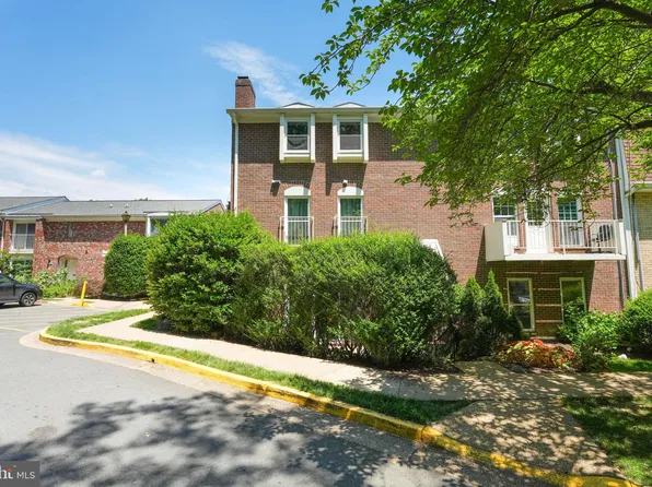 3746 Persimmon Cir, Fairfax, VA 22031