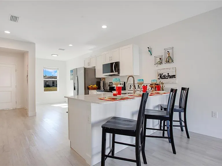 10452 Pendleton Ave — Photo 5