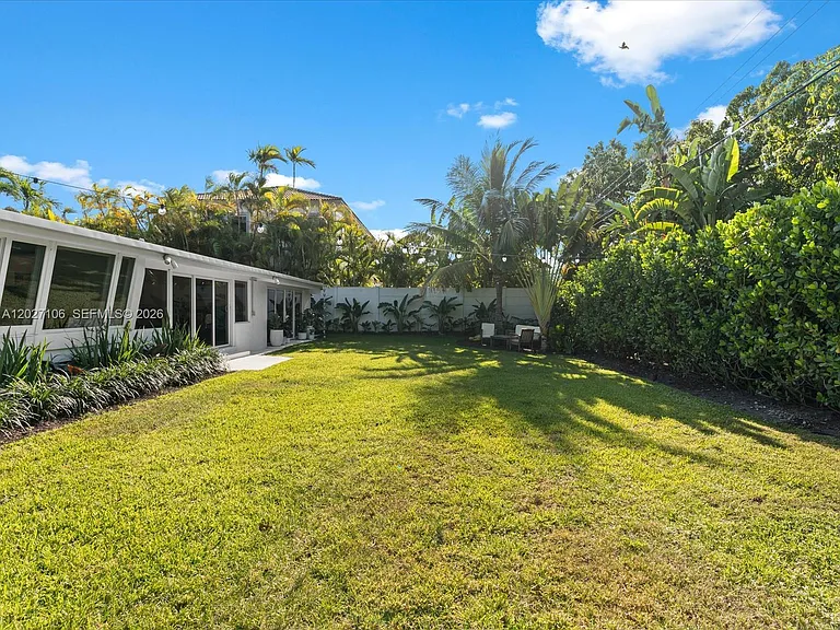 1945 Alamanda Dr — Photo 7