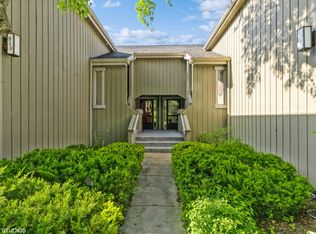 910 Oak Hill Rd APT D, Lake Barrington, IL 60010