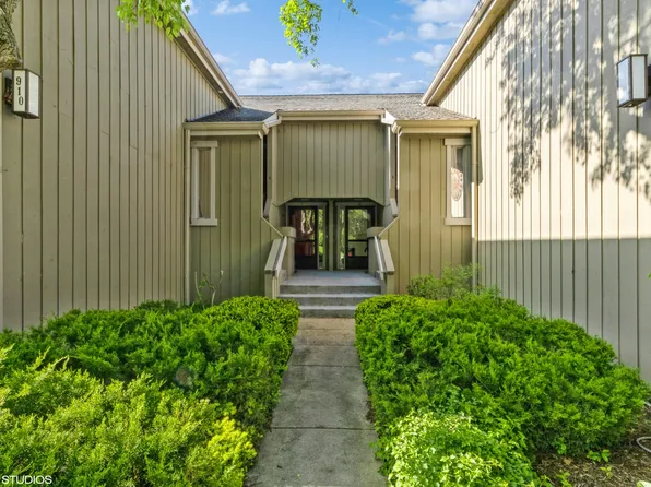 910 Oak Hill Rd APT D, Lake Barrington, IL 60010