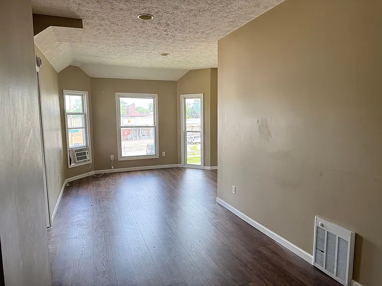510 W Washington St — Photo 1