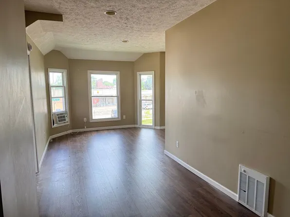 510 W Washington St, 510 W Washington St APT 02, Bloomington, IL 61701