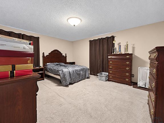 4th image of 3405 41st St