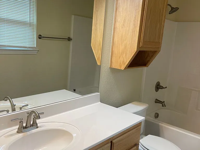 908 E Avenue B — Photo 11