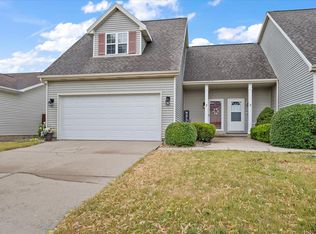 7 Lake Trail Rd, Bloomington, IL 61701