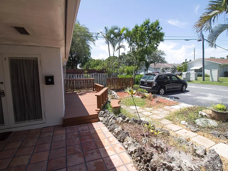 909 NE 12th Ave — Photo 2