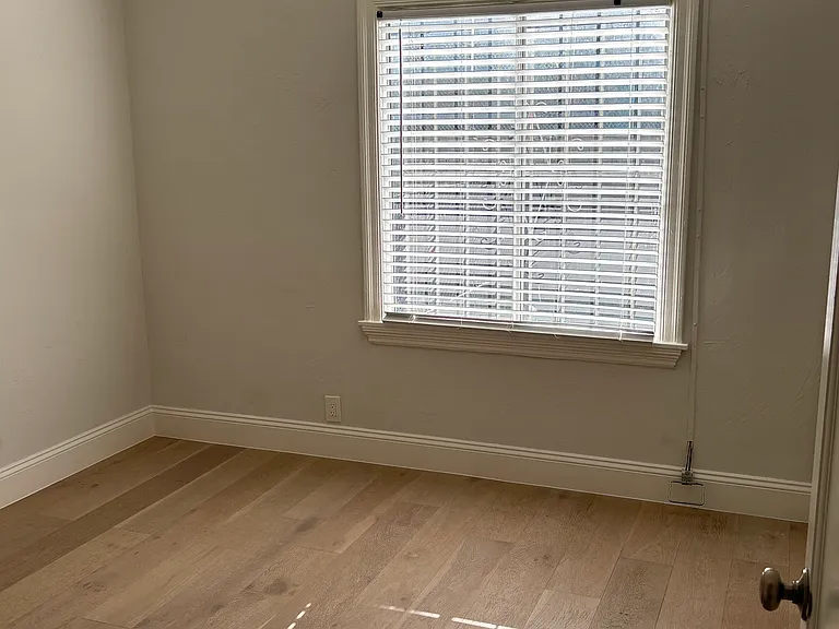 383 Grand — Photo 6