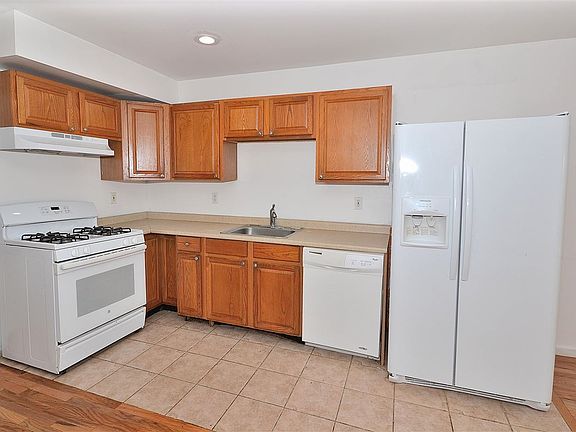 3rd image of 115 Oxford Ave #1