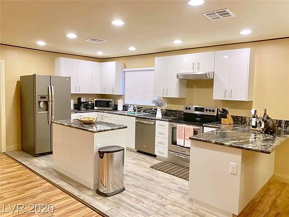 3rd image of 549 E Oakey Blvd