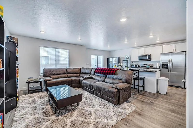 4 bed, 3.5 bath, 2100 sqft, $475 — Photo 4