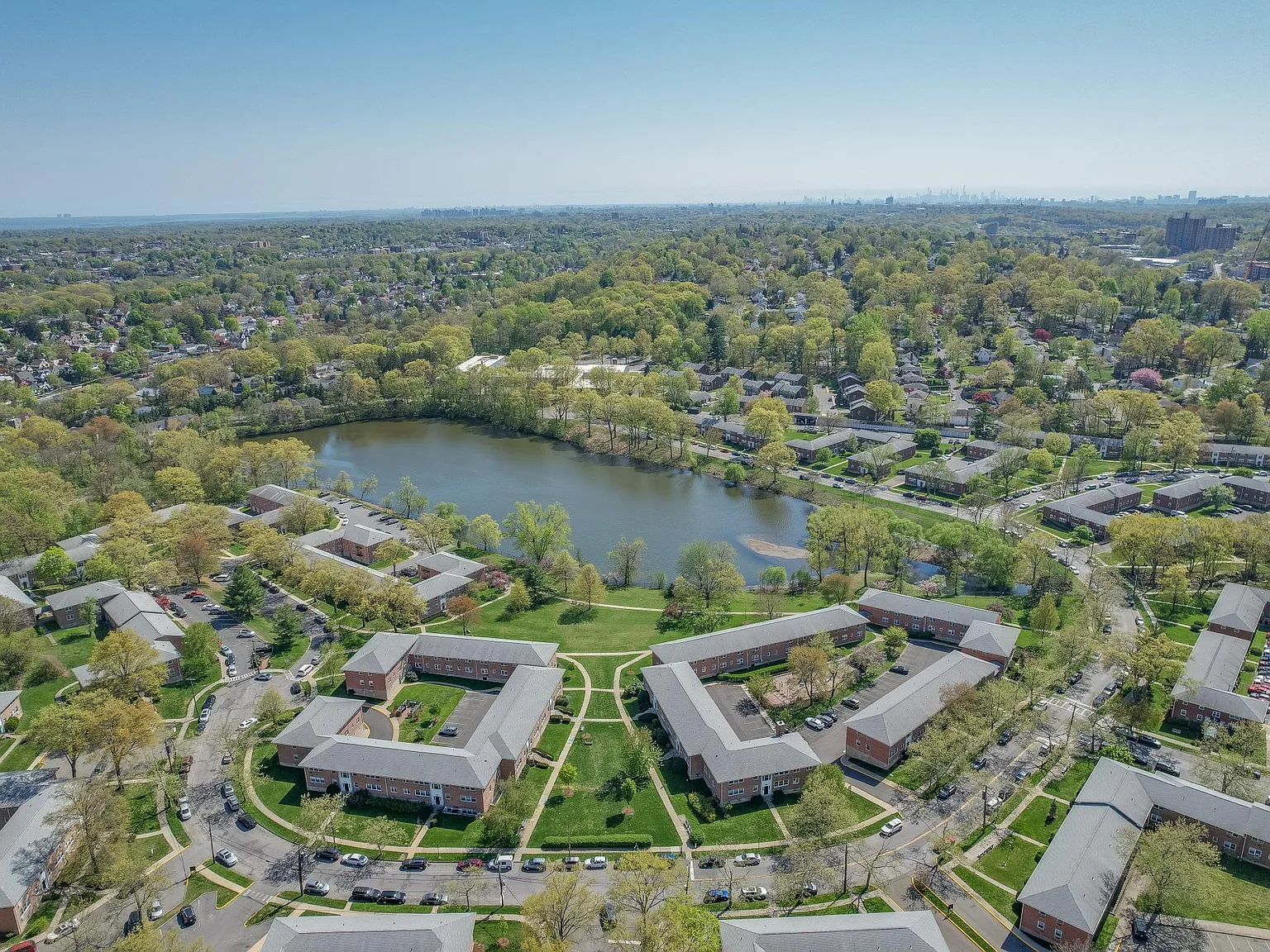 Crestwood Lake Apartments — Photo 3