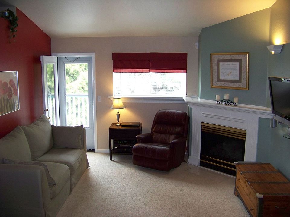 Beautful Living room with Gas insert fireplace