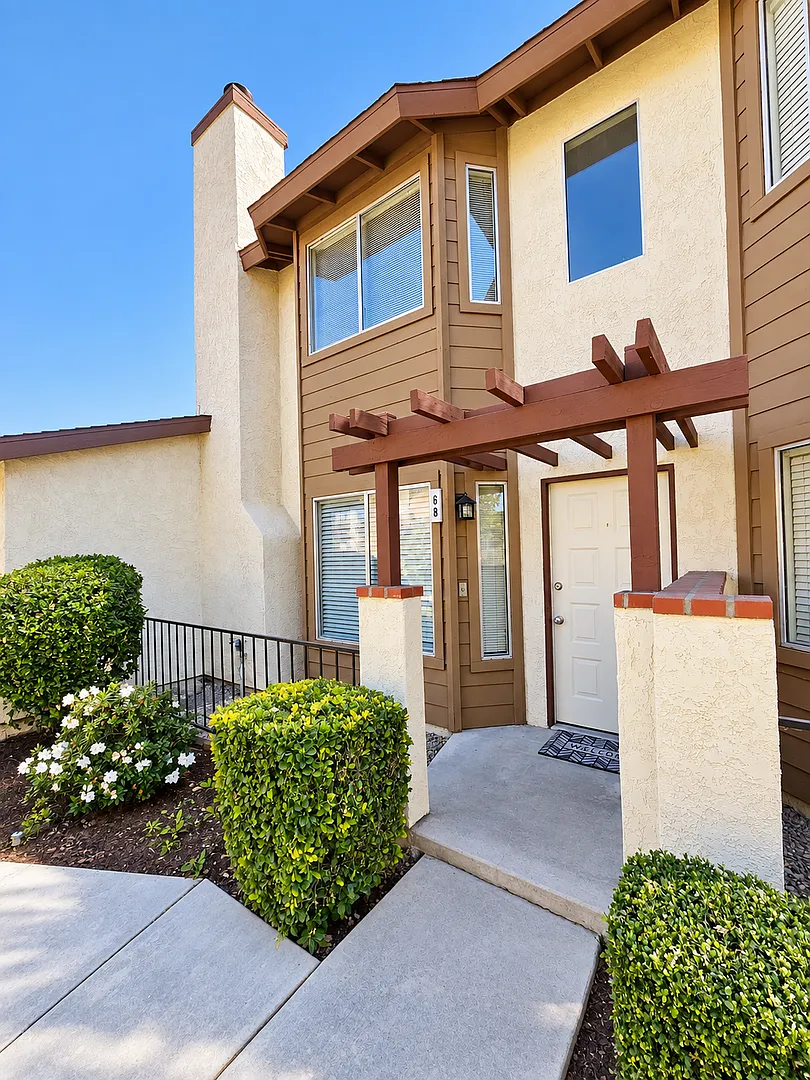 Spacious Townhome in Desirable Cypress Glen Community - Available now — Photo 2