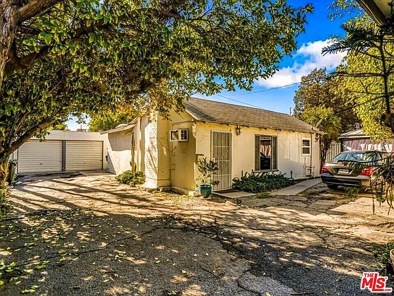 3rd image of 11344 Oxnard St