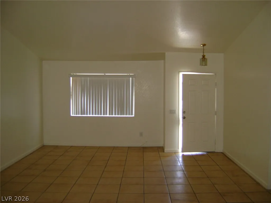 3 bed, 2.0 bath, 1302 sqft, $1,761 — Photo 3
