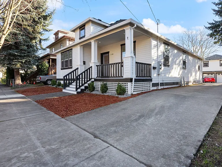 216 NE Tillamook St #A — Photo 2