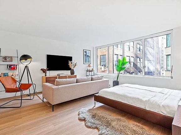 3rd image of 70 W 37th St #701