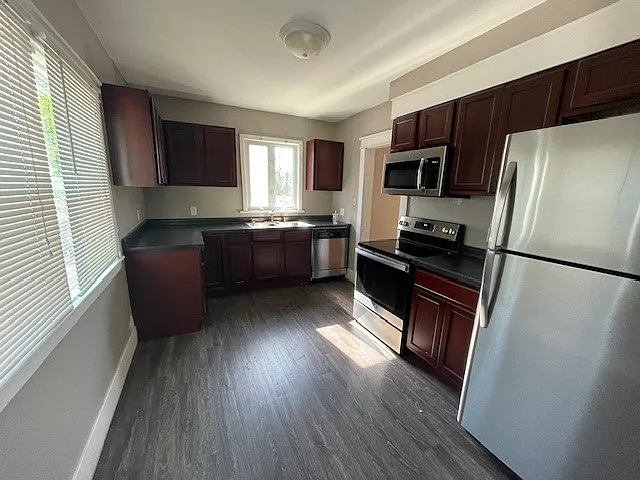 5 bed, 2900 sqft, $4,000 — Photo 2