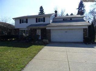 5800 Barton Rd, North Olmsted, OH 44070