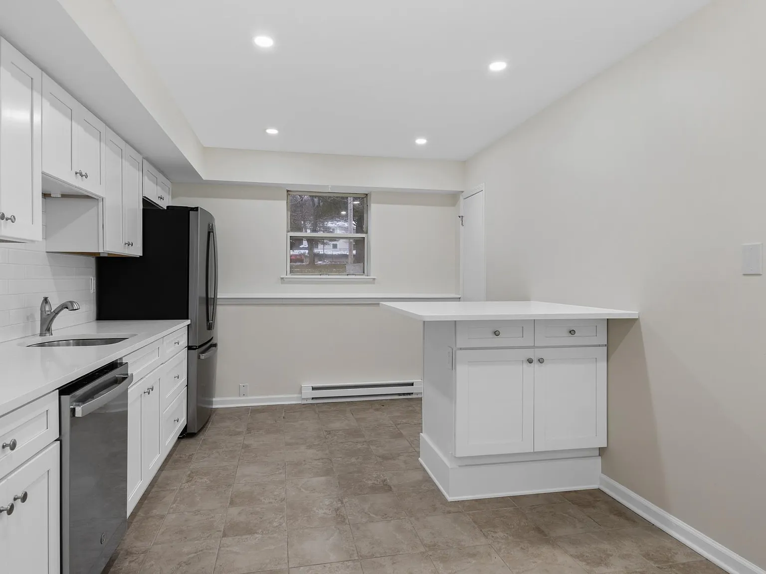 2 bed, 1000 sqft, $1,825 — Photo 1