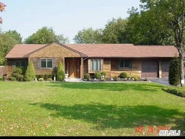 4 Inwood Rd, Saint James, NY 11780