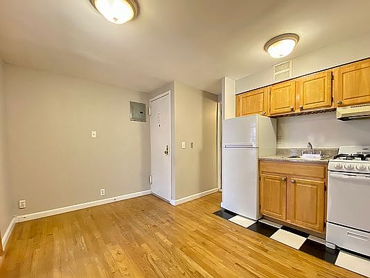 3rd image of 516 E 5th St APT 10