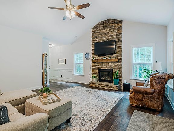 4th image of 4072 Mackenzie Dr