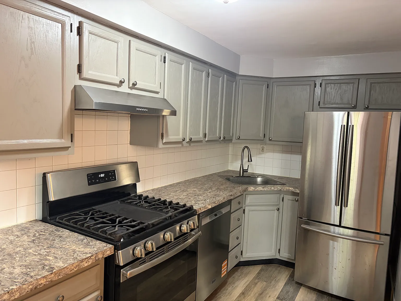 3 bed, 1.5 bath, 1152 sqft, $2,300 — Photo 4