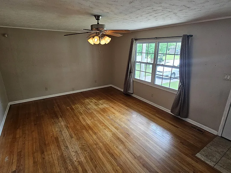 109 Valley Ct — Photo 4