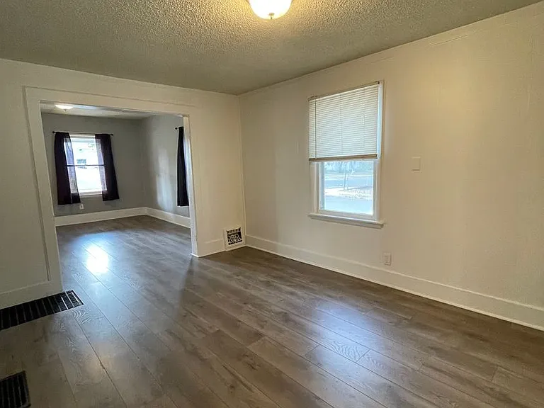 896 W 5th Ave — Photo 10