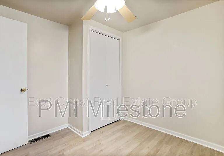 118 S Locust St — Photo 7