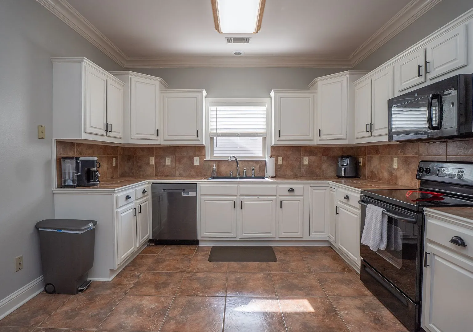 Spacious 3BR/2BA with Modern Updates — Photo 4
