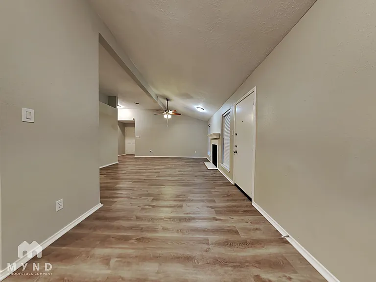 225 Bedford Ln — Photo 4