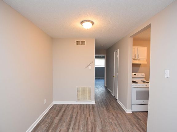 3rd image of 100 McArthur St #10