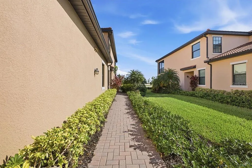 3 bed, 2.0 bath, 1737 sqft, $6,500 — Photo 2