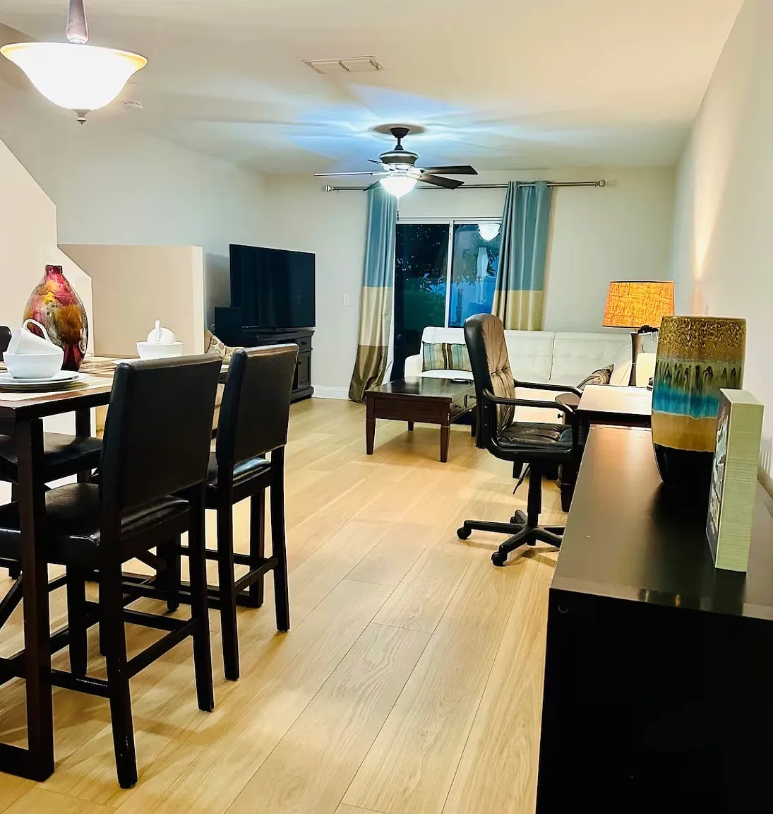 2 bed, 1.5 bath, 1112 sqft, $2,100 — Photo 3