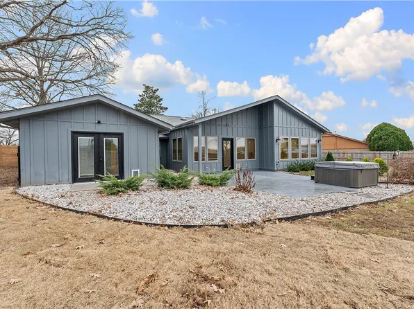 1102 NW 11th St, Bentonville, AR 72712