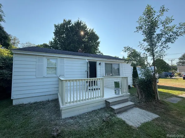 7189 Lakeshore Rd, Lakeport, MI 48059