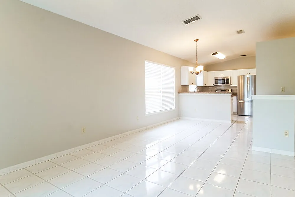 3 bed, 2.0 bath, 1571 sqft, $2,385 — Photo 3