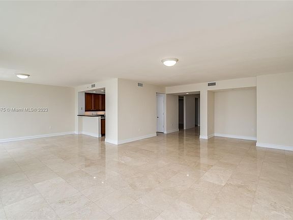 3rd image of 20201 E Country Club Dr APT 404