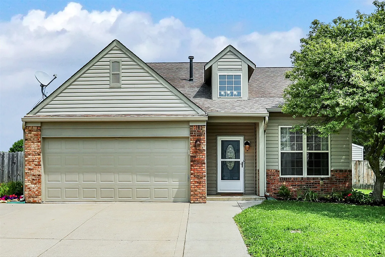521 Hyannis Dr photo 1