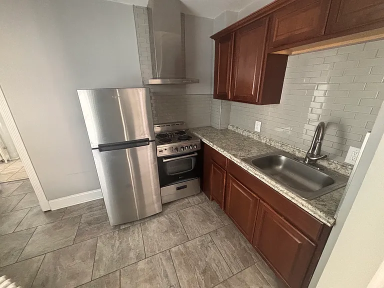 232 Richmond Ave #4 — Photo 2
