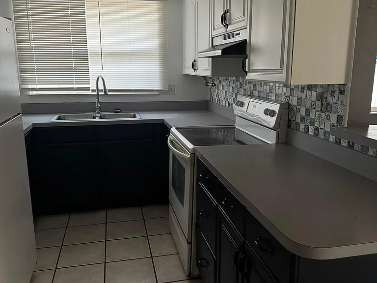 308 Violet Ln — Photo 7