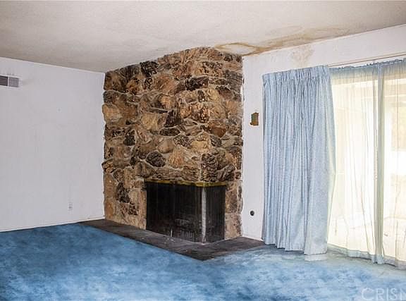 4th image of 23926 Oxnard St