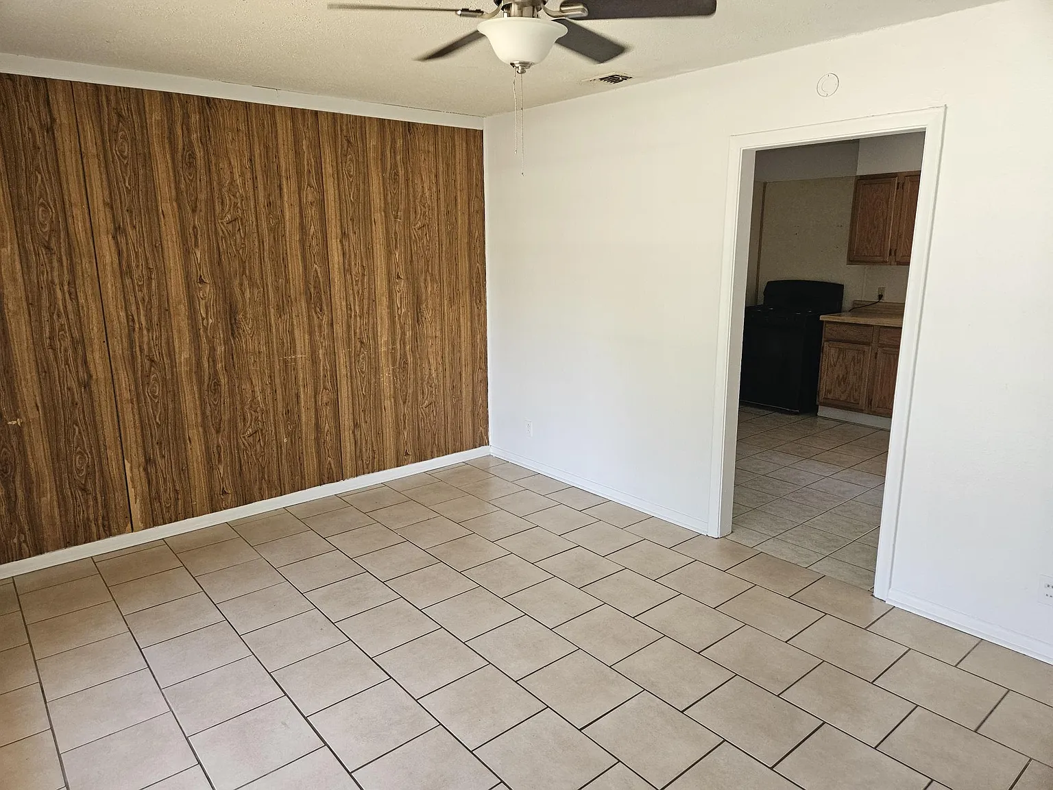 3 bed, 912 sqft, $1,300 — Photo 3