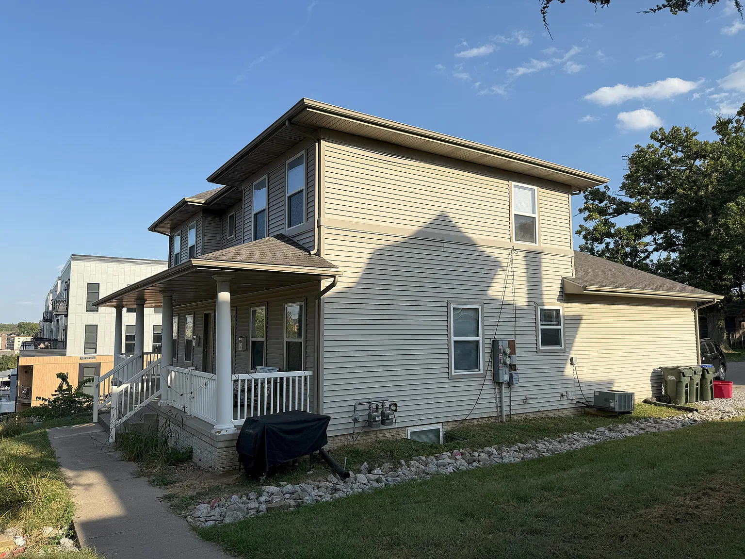 3 bed, 2068 sqft, $2,283 — Photo 2