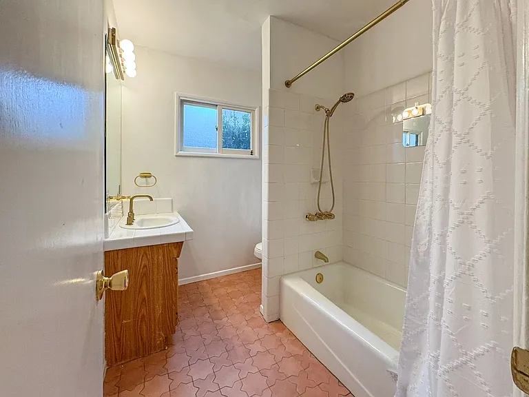 2033 Euclid St #6 — Photo 9
