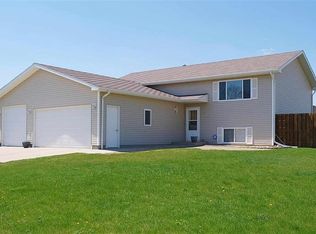 2615 9th St NW, Minot, ND 58703