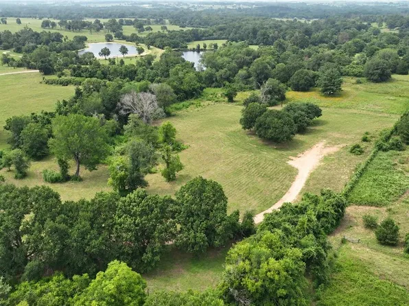 636 W Fisher St, Bellville, TX 77418